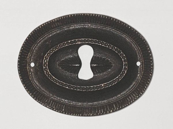 Schlüsselschild, Messing patiniert, gegossenes Biedermeier Schild oval
